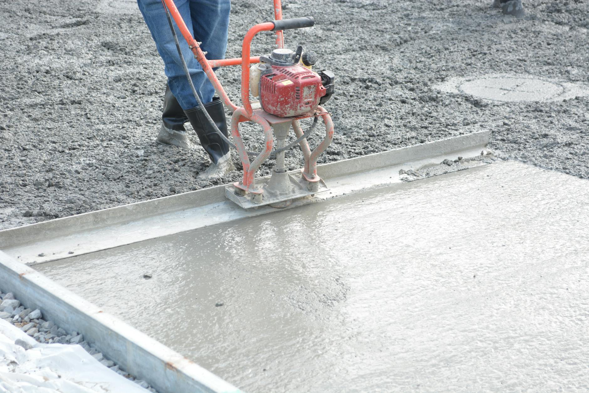 Vibrer le Béton sans Vibreur : 5 Techniques qui Marchent
