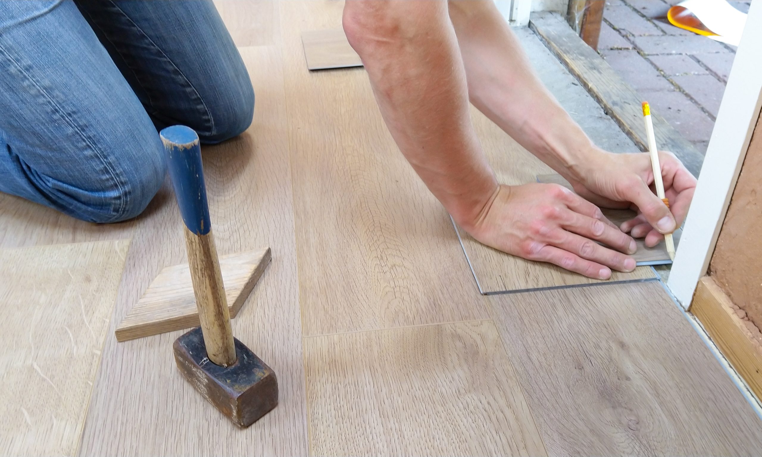 Réparer parquet stratifié qui a pris l'eau : solutions efficaces