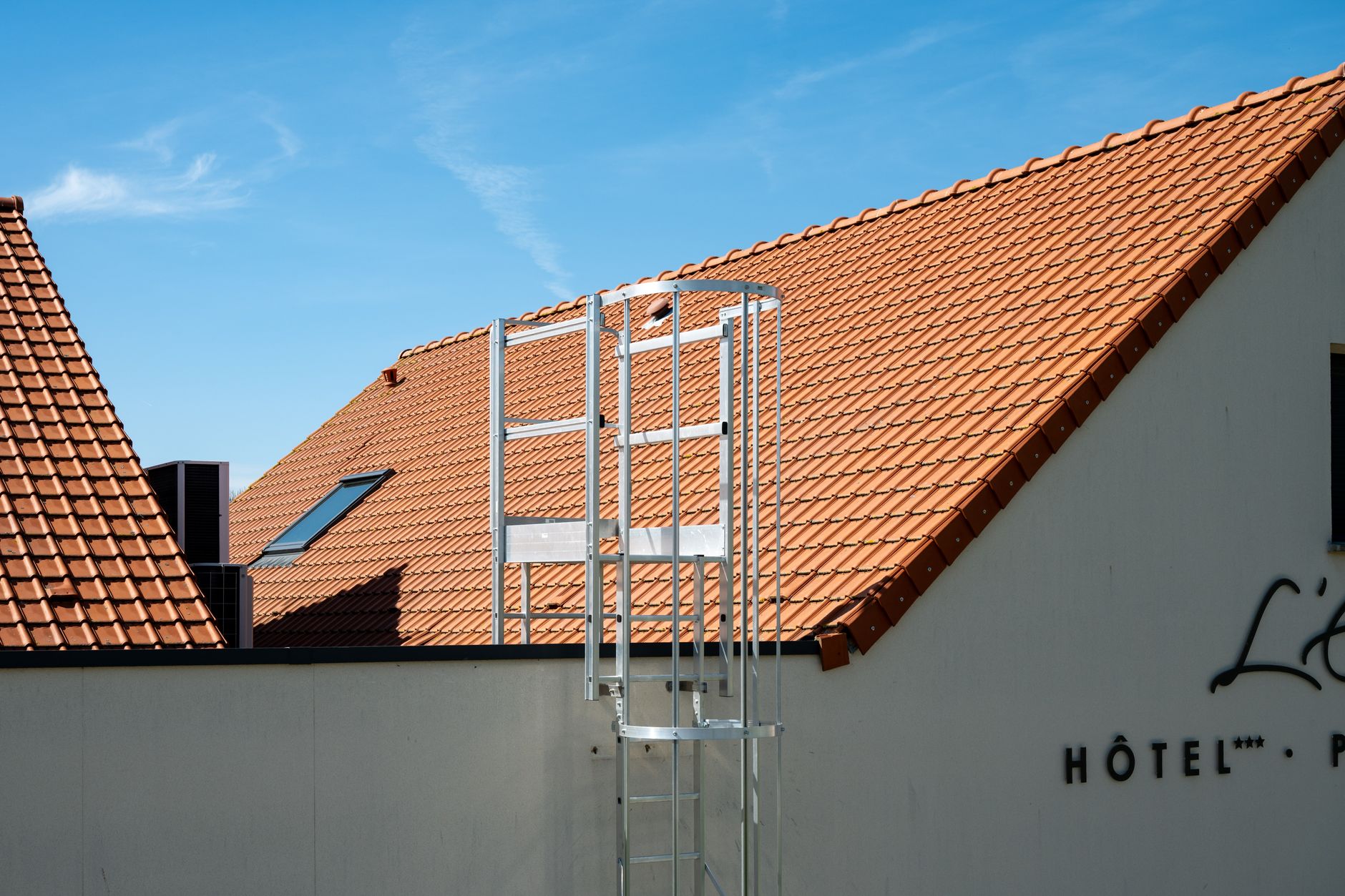 Comment fixer une échelle de toit en bois : guide complet