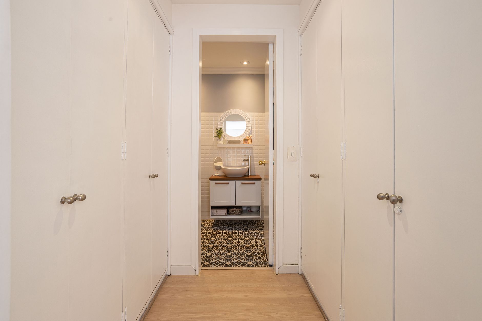 Dressing dans la Salle de Bain : Guide Complet (Avantages, Risques)
